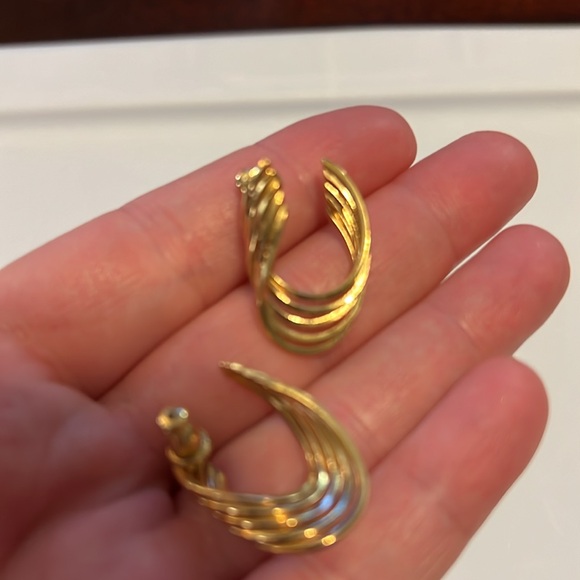 Vintage gold tone Earrings - Picture 5 of 5